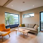 Modern And Central Apartment In Quiet Street